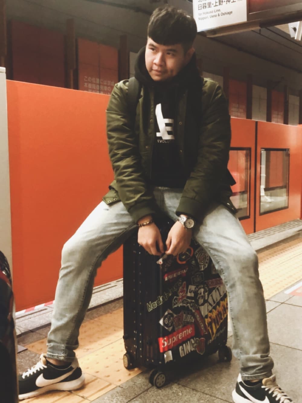 「ootd、街頭穿搭、球鞋、休閒」｜「AESのアイテム（パーカー、ブラック系）」を使った、Chieh🇹🇼さん（メンズ・174cm）の夏コーディネートの1枚目の写真