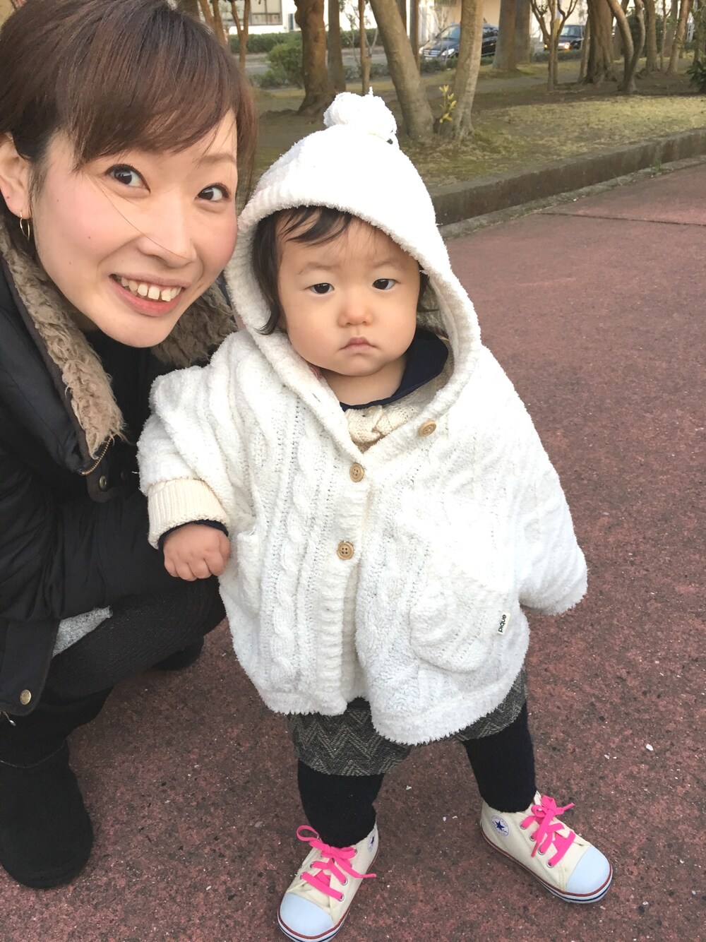 「女の子、1歳、ポンチョ、ベビーコンバース、コンバース ハイカット」｜「gelato piqueのアイテム（ポンチョ、ホワイト系）」を使った、Yu.Re.nさん（キッズ・80cm）の冬コーディネートの1枚目の写真