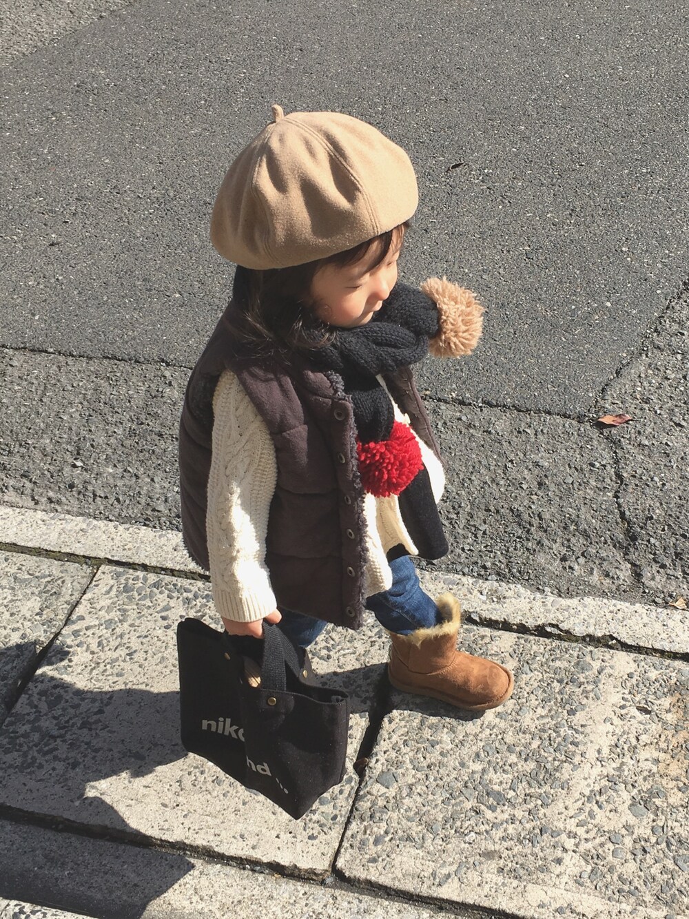 「女の子、デニム、キッズコーデ、マフラー、ベレー帽、2歳、VANS」｜「VANSのアイテム（ブーツ、ブラウン系）」を使った、Yu.Re.nさん（キッズ・80cm）の冬コーディネートの1枚目の写真