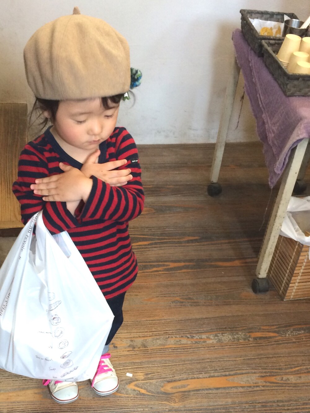 「キッズコーデ、シンプルコーデ、女の子、2歳3ヶ月、ボーダー、サルエルデニム、ベレー帽」｜「quoti use fithのベレー帽（ハンチング/ベレー帽、ベージュ系）」を使った、Yu.Re.nさん（キッズ・80cm）の春コーディネートの1枚目の写真