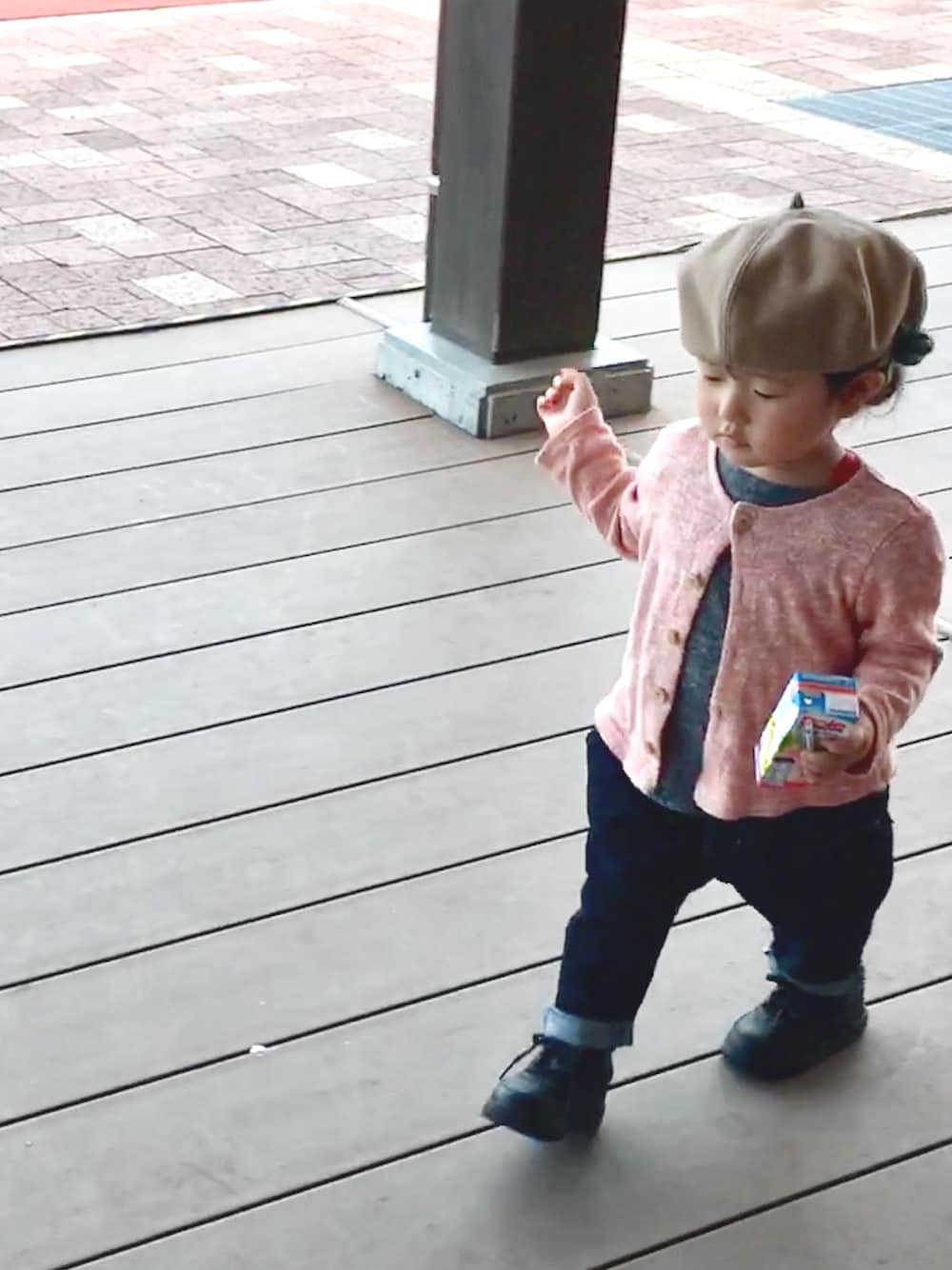 「キッズコーデ、公園、女の子、デニム、ナイキスニーカー、2歳3ヶ月」｜「quoti use fithのベレー帽（ハンチング/ベレー帽、ベージュ系）」を使った、Yu.Re.nさん（キッズ・90cm）の春コーディネートの1枚目の写真