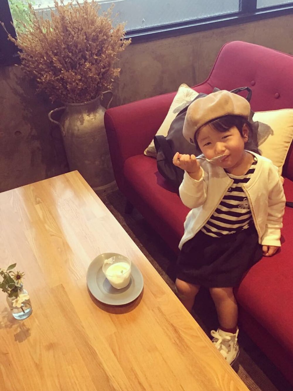 「秋コーデ、kids、カジュアル、スニーカー、女の子、ボーダー、コンバース、カーディガン、ベレー帽、2歳」｜「quoti use fithのベレー帽（ハンチング/ベレー帽、ベージュ系）」を使った、Yu.Re.nさん（キッズ・90cm）の秋コーディネートの1枚目の写真