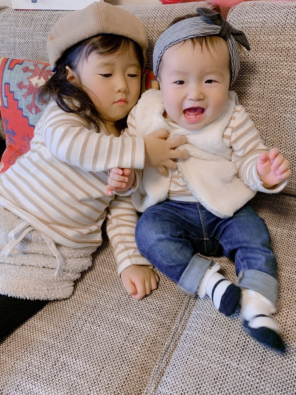 「女の子、姉妹、姉妹コーデ、おそろいコーデ、3歳、10ヶ月、キッズコーデ」｜「PETIT BATEAUのラメマリニエール長袖プルオーバー（Tシャツ/カットソー、ホワイト系）」を使った、Yu.Re.nさん（キッズ・90cm）の冬コーディネートの1枚目の写真