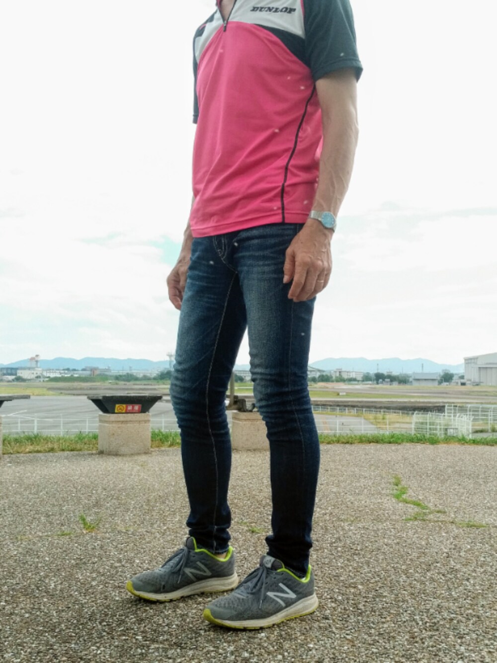 「NEW BALANCEのアイテム（スニーカー、グレー系）」を使った、myutaro3さん（メンズ・166cm）の秋コーディネートの1枚目の写真