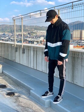 コンファーム・イルズ 四條畷さんの「トラックパンツ [SST TRACK PANTS] アディダスオリジナルス」を使ったコーディネート