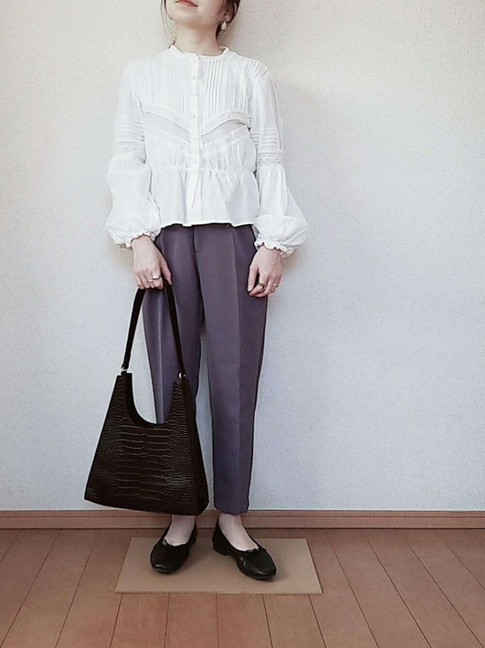 ブルー系のパンツ、ホワイト系のシャツ/ブラウス、シルバー系のリングを着用したレディースの春コーディネートの1枚目の写真