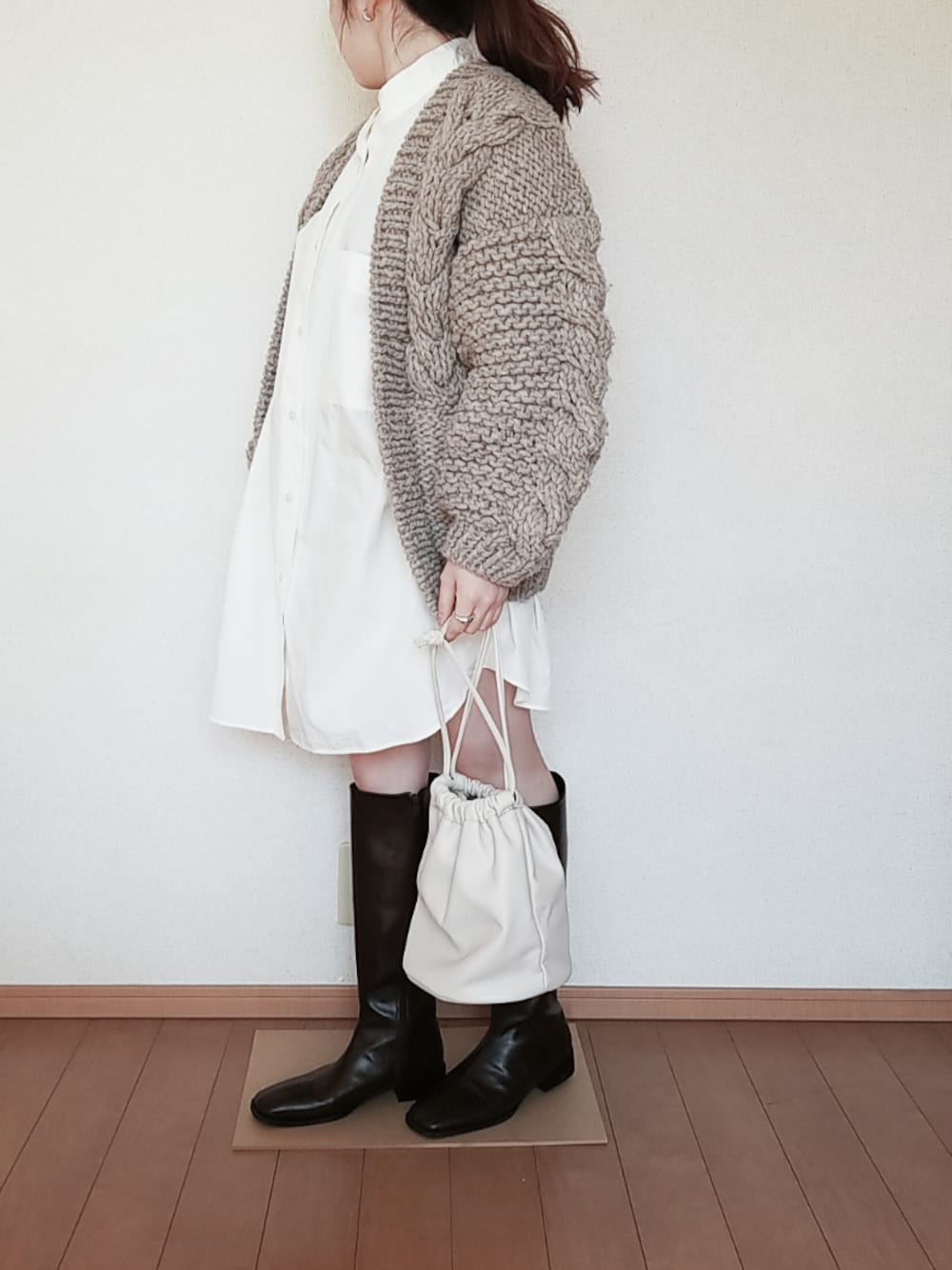 「大人カジュアル、シンプル、ニットカーディガン、スタンドカラーシャツ、シャツワンピ、UNIQLO U、ロングブーツ、巾着バッグ、韓国ファッション、低身長」｜「UNIQLOのアイテム（シャツ/ブラウス、ホワイト系）」を使った、cham*ﾟさん（レディース・146cm）の冬コーディネートの1枚目の写真