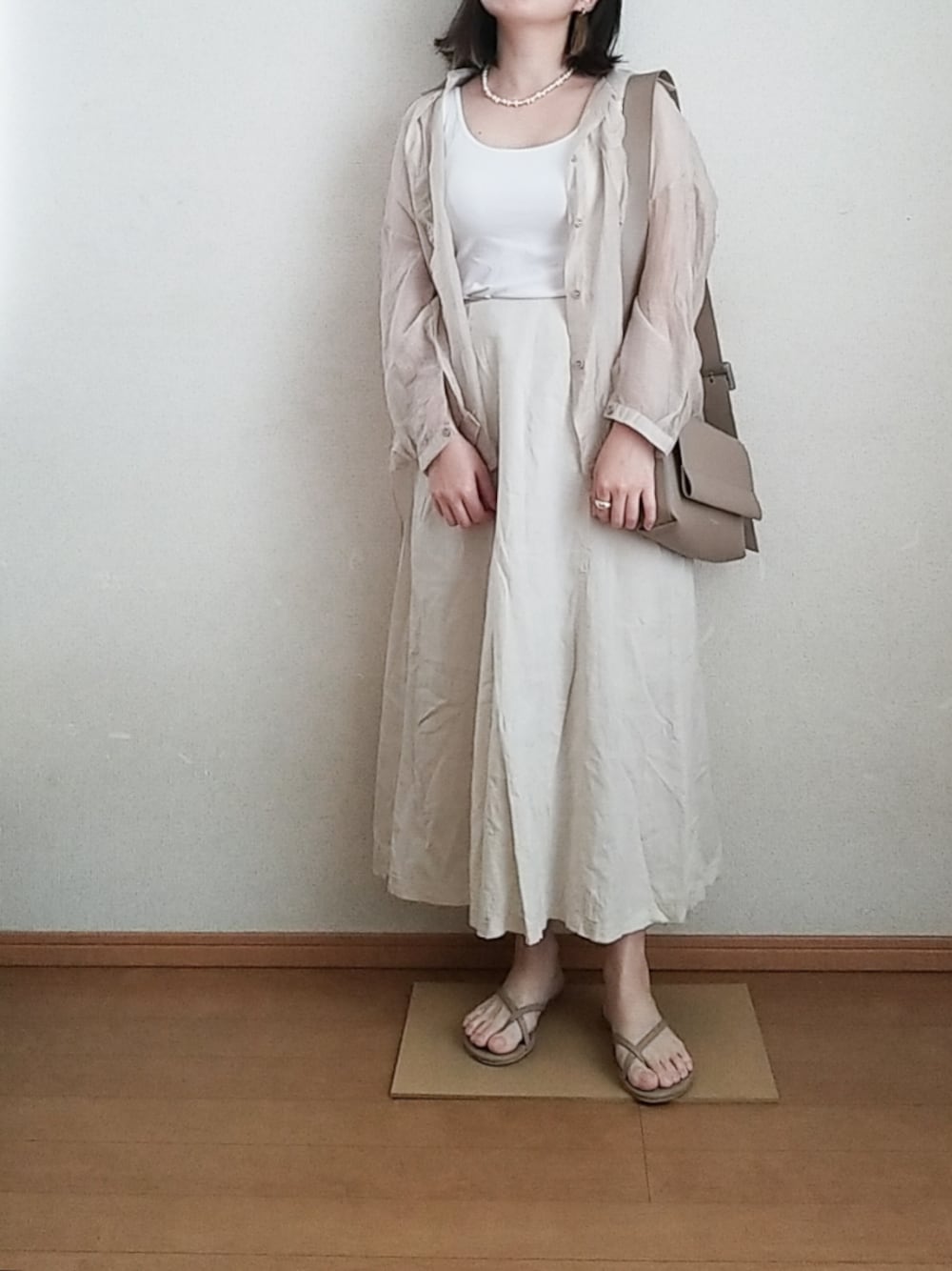 「大人カジュアル、シンプル、プチプラ、ベージュコーデ、シアーシャツ、リネン、韓国ファッション、低身長」｜「GUのアイテム（スカート、ベージュ系）」を使った、cham*ﾟさん（レディース・146cm）の秋コーディネートの1枚目の写真