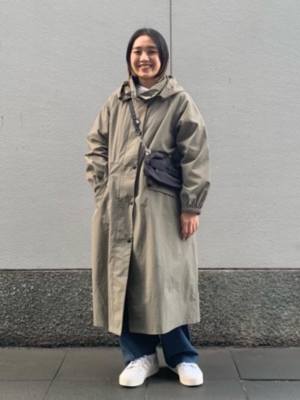 「スニーカー、シューズ、RECOMMEND  ITEM STYLING、👟バッグ、ベーシック/トラッド、アウトドア/アスレジャー、ぱんつ、あうたー」｜「BEAUTY&YOUTH UNITED ARROWSのBY カレッジプリント スウェットプルオーバー 22SS ∴（スウェット、ホワイト系）」を使った、馬塲さん（レディース・155cm）の冬コーディネートの1枚目の写真