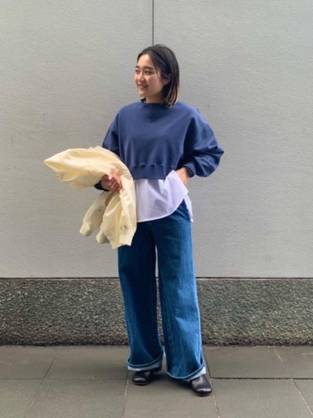 「シューズ、デニムパンツ、Tシャツ/カットソー、ベーシック/トラッド、ぱんつ、あうたー」｜「BEAUTY&YOUTH UNITED ARROWSのBY シャツテール ロングスリーブ カットソー（Tシャツ/カットソー、ホワイト系）」を使った、馬塲さん（レディース・155cm）の冬コーディネートの1枚目の写真