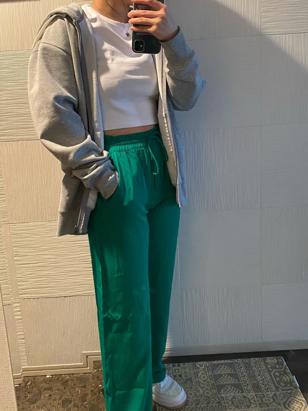 「ZARAのアイテム（パンツ、グリーン系）」を使った、kurumiさん（キッズ・154cm）の春コーディネートの1枚目の写真