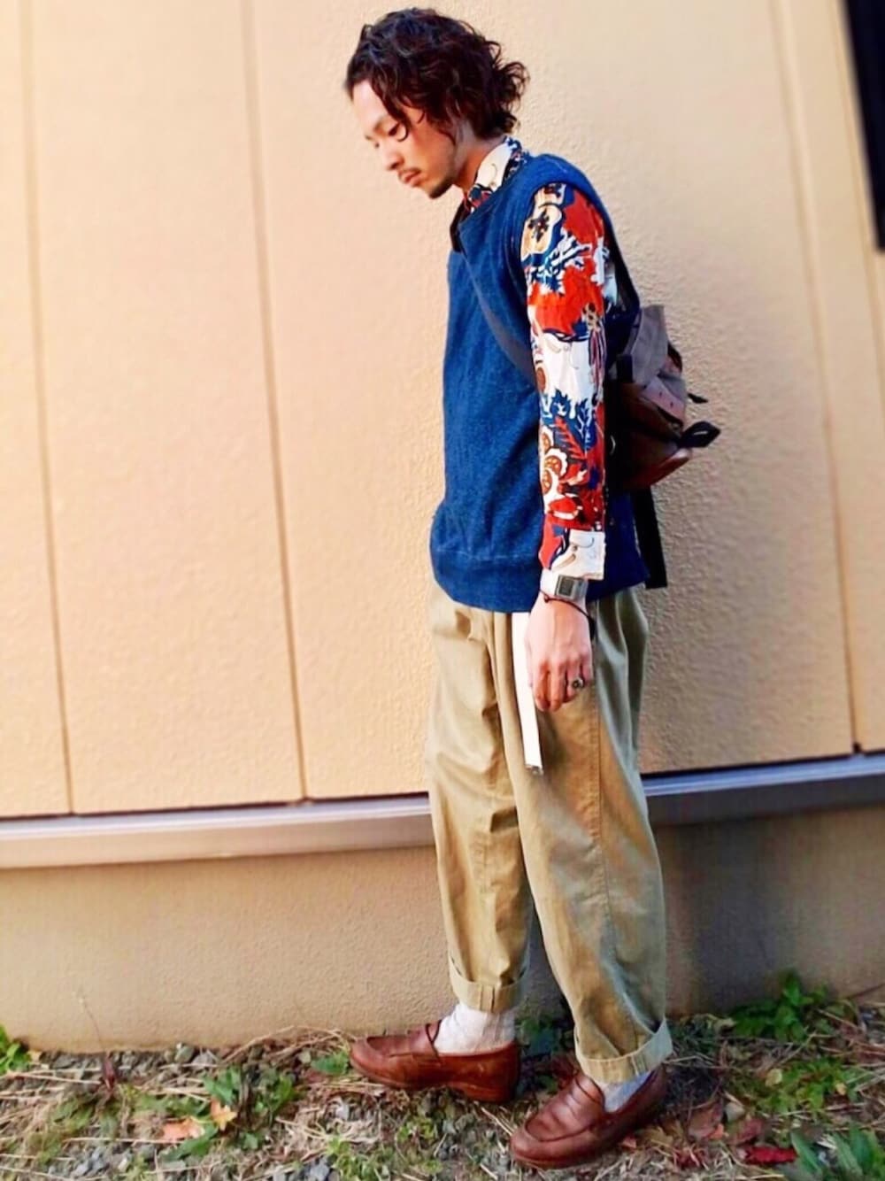 「レトロ、ヴィンテージ、柄シャツ、ベスト、ワイドパンツ、ロールアップ、ローファー、古着MIX、メッセンジャーバッグ」｜「VINTAGEのアイテム（シャツ/ブラウス、オレンジ系）」を使った、Yu-Jie*さん（メンズ・171cm）の春コーディネートの1枚目の写真