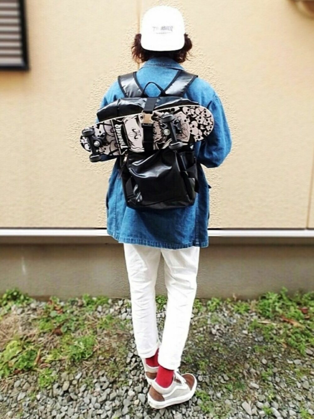 ブルー系のカバーオール、ホワイト系のデニムパンツ、ブラウン系のスニーカーを着用したメンズの春コーディネートの1枚目の写真