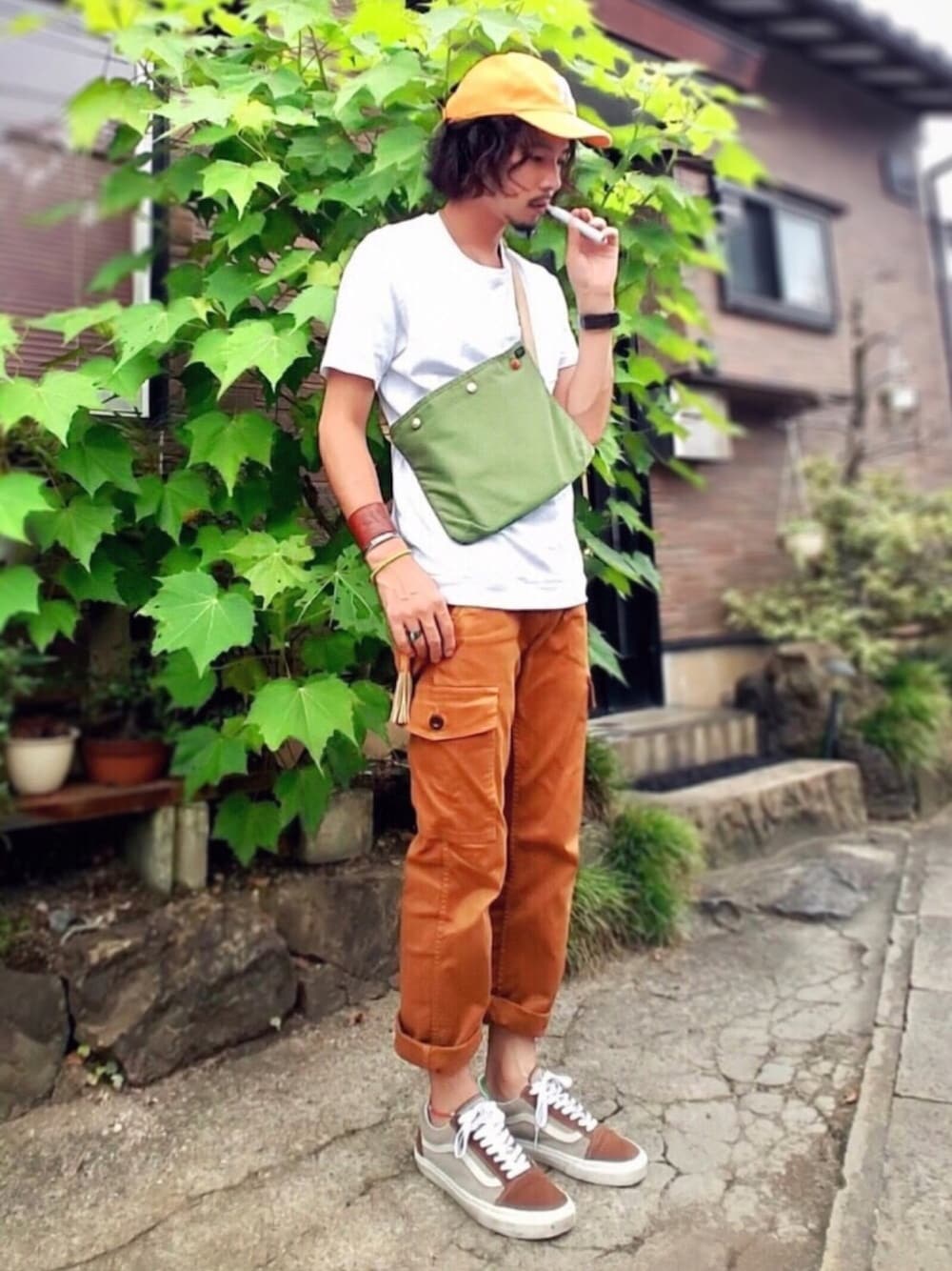 「白Tシャツ、ワークパンツ、カーゴパンツ、イエロー、ブラウン、サコッシュ、オールドスクール、iQOSISTA」｜「Trap/uのアイテム（Tシャツ/カットソー、ホワイト系）」を使った、Yu-Jie*さん（メンズ・171cm）の夏コーディネートの1枚目の写真