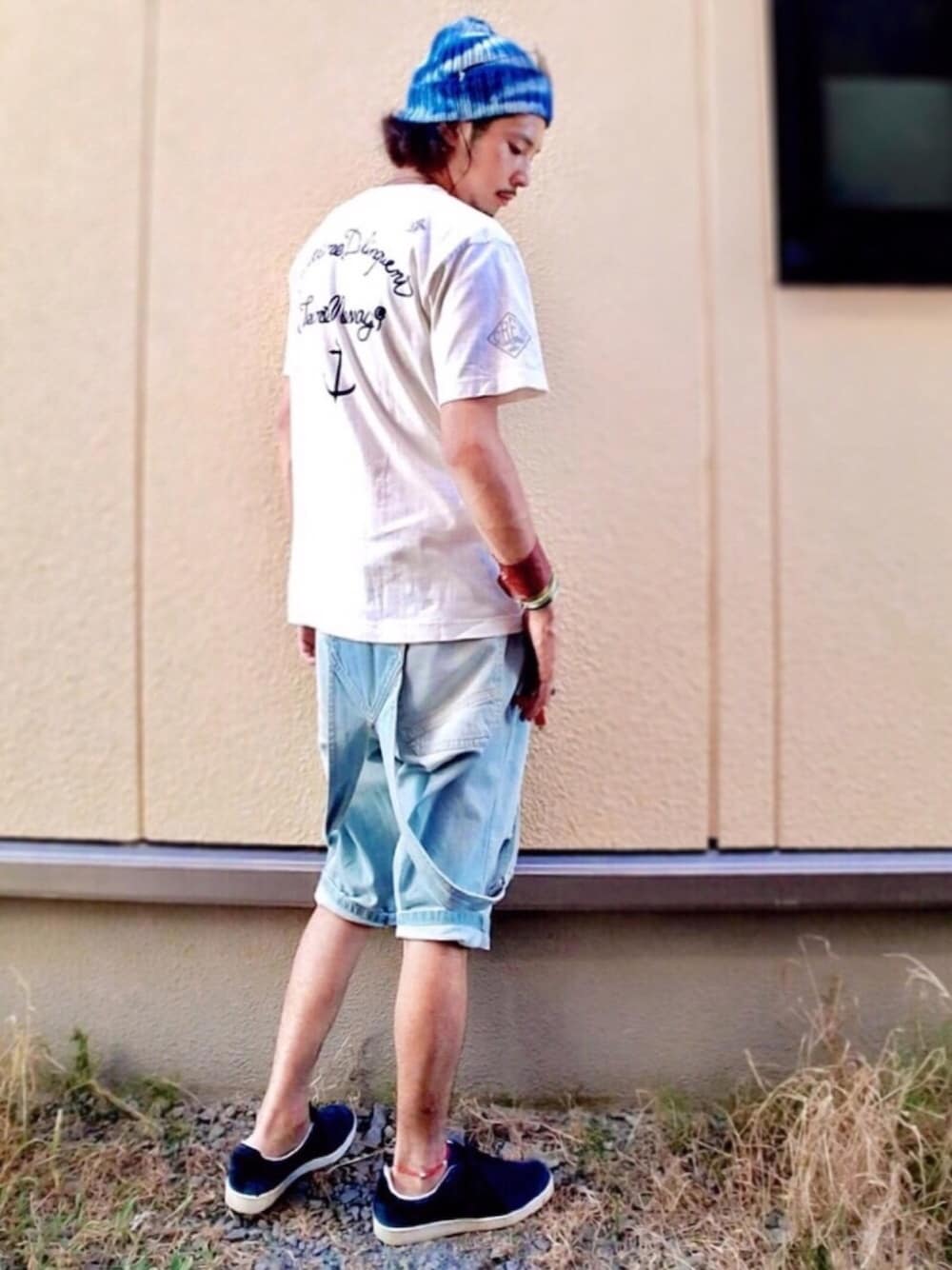「白Tシャツ、バックプリント、サロペット、オーバーオール、ダメージデニムパンツ、ハーフパンツ、タイダイ柄、スニーカーコーデ」｜「TEAM MESSAGEのアイテム（Tシャツ/カットソー、ホワイト系）」を使った、Yu-Jie*さん（メンズ・171cm）の夏コーディネートの1枚目の写真
