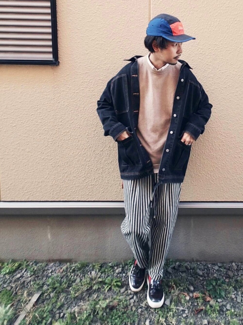 「春、ニットベスト、白シャツ、カバーオール、ストライプパンツ、ジェットキャップ、ローファー、レイヤードstyle、オトナカジュアル、春コーデ」｜「INHERITのアイテム（ベスト、ベージュ系）」を使った、Yu-Jie*さん（メンズ・171cm）の冬コーディネートの1枚目の写真