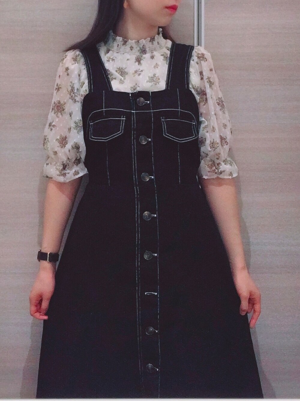 「お買い物、雨の日コーデ、ロングワンピース、秋コーデ、おしゃれさんと繋がりたい」｜「OLIVE des OLIVEのアイテム（シャツ/ブラウス、ホワイト系）」を使った、ちゃんみさん（レディース・160cm）の秋コーディネートの1枚目の写真