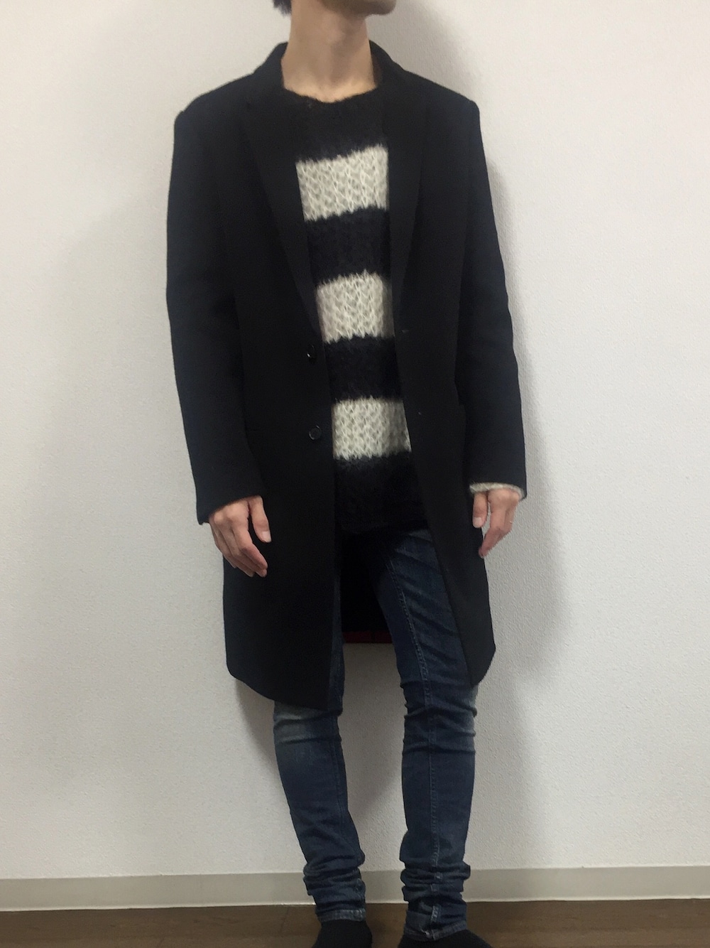 「冬、モヘアニット、チェスターコート、スキニーデニム、スキニー」｜「SAINT LAURENT PARISのアイテム（ニット/セーター、その他）」を使った、GGさん（メンズ・164cm）の冬コーディネートの1枚目の写真
