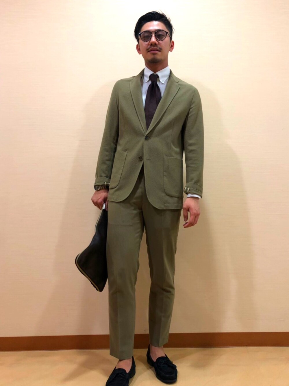 「オトナカジュアル、春、スーツスタイル、セットアップ、セットアップスタイル、バーバースタイル、ネクタイ」｜「FERRAGAMOのアイテム（スリッポン、ブラック系）」を使った、Koudaiさん（メンズ・170cm）の春コーディネートの1枚目の写真