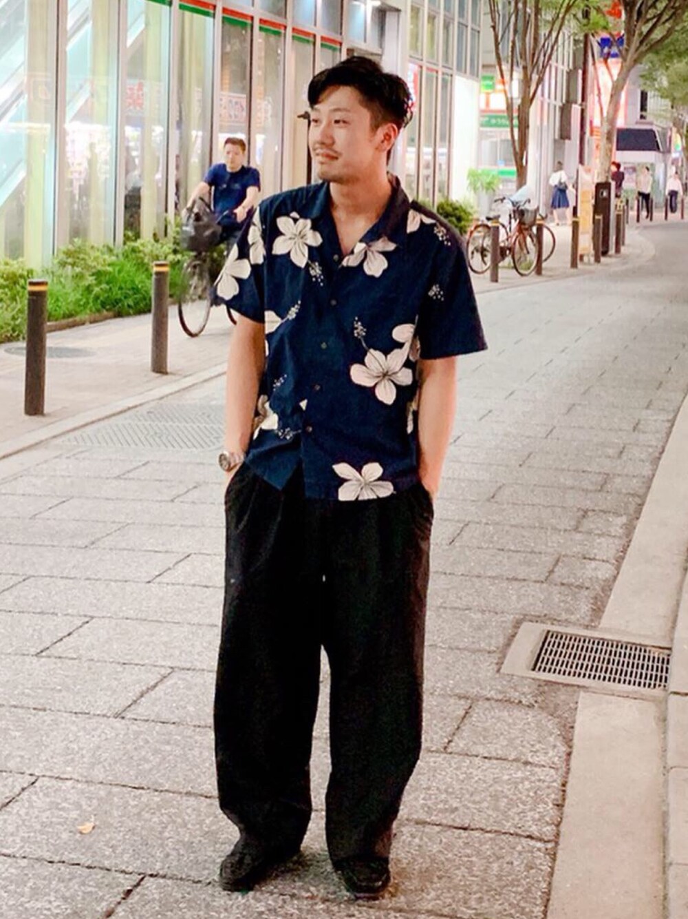 「かりゆしウェア、アロハシャツ、アロハ、スラックス、カジュアル、サマーコーデ、夏コーデ、メンズサイズ」｜「古着のアイテム（シャツ/ブラウス、ブルー系）」を使った、Koudaiさん（メンズ・170cm）の夏コーディネートの1枚目の写真