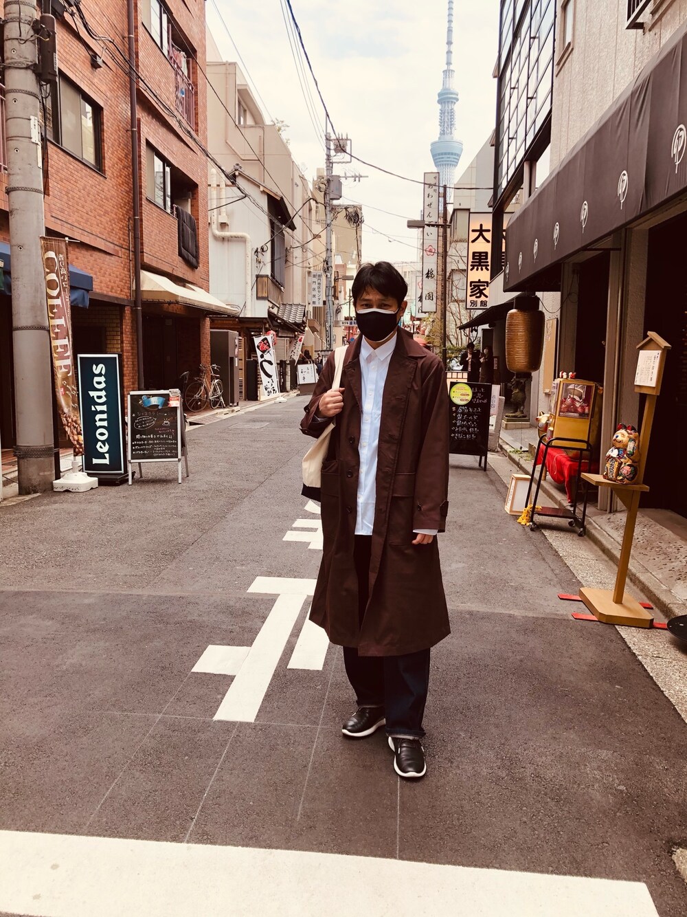 「春コーデ、休日スタイル、今日のコーデ、低身長コーデ、ワイドパンツ」｜「Sig FREAK'S STOREのアイテム（ステンカラーコート、ブラウン系）」を使った、clockworkysさん（メンズ・168cm）の春コーディネートの1枚目の写真