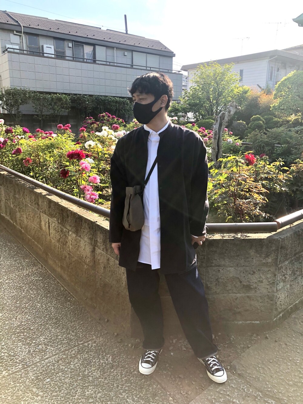 「オトナカジュアル、スニーカー、ワイドパンツ、低身長、ユニクロ」｜「MUJI Laboのアイテム（シャツ/ブラウス、ブラック系）」を使った、clockworkysさん（メンズ・168cm）の春コーディネートの1枚目の写真