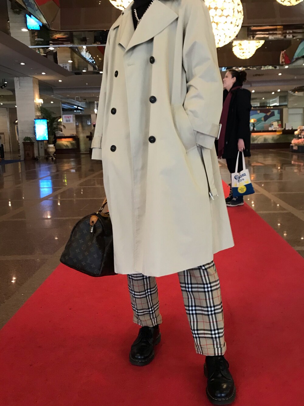 「平成最後のWEARISTAセンバツ、春コーデ、トレンチコート、革靴、オトナカジュアル、きれいめカジュアル、burberry、90’s、vintage、Dr.Martens」｜「H&Mのアイテム（トレンチコート、ベージュ系）」を使った、KOSUKE IWAMAさん（メンズ・176cm）の春コーディネートの1枚目の写真