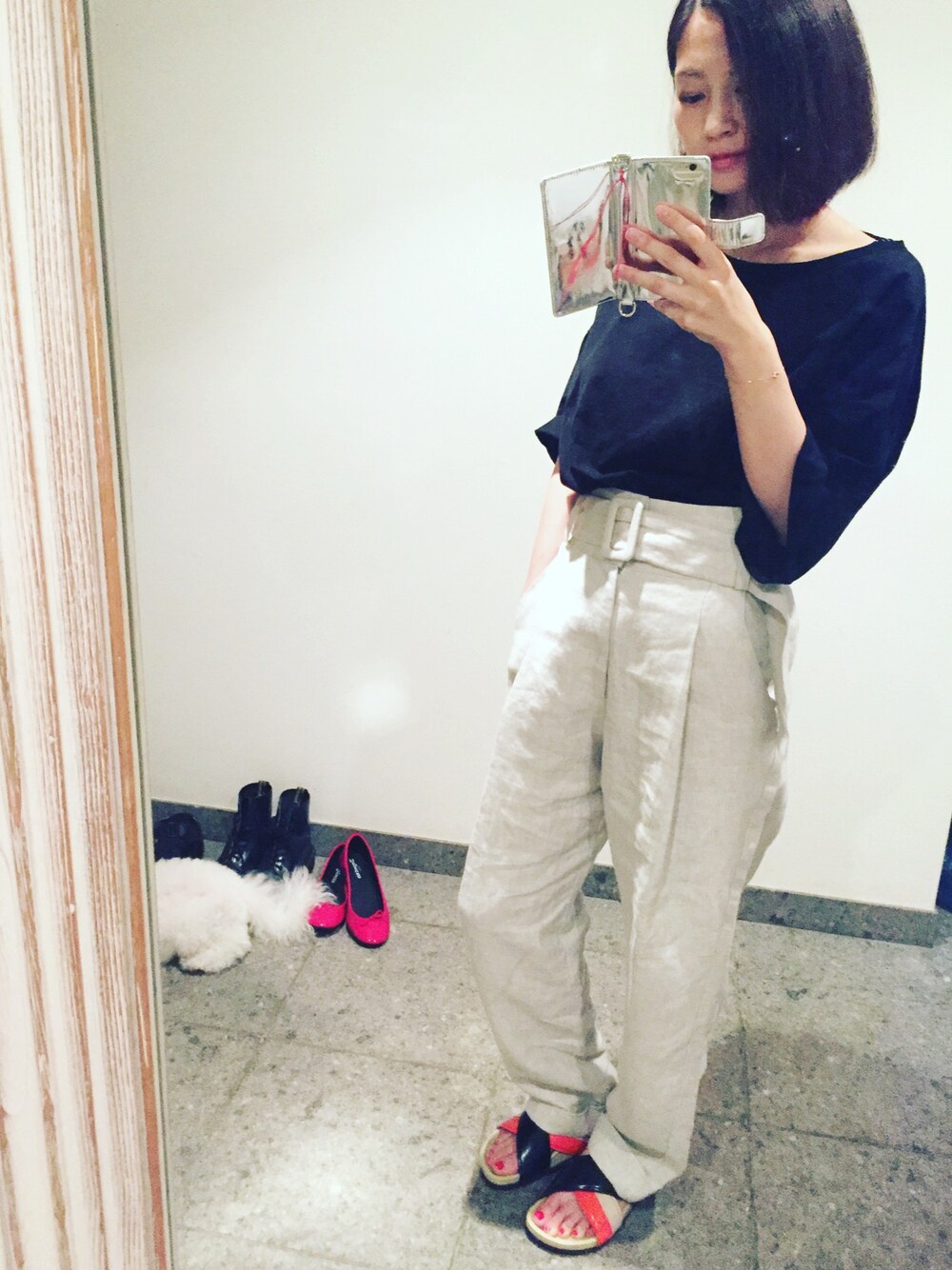 「夏、outfit、ブラック、ラクチンコーデ、オトナカジュアル、ワイドパンツ、ハイウェスト、サンダル、背中あき」｜「SEAのアイテム（その他パンツ、ホワイト系）」を使った、安田美沙子さん（レディース・162cm）の夏コーディネートの1枚目の写真