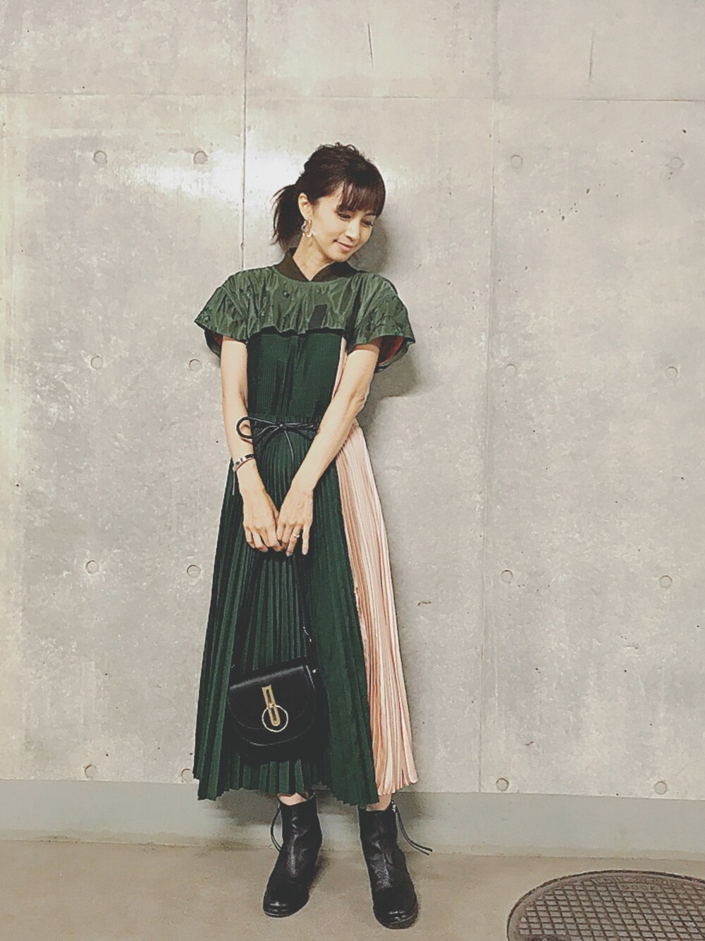 今年も話題の サカイ 安田美沙子さん着用 美品 刺繍プリーツワンピース ...