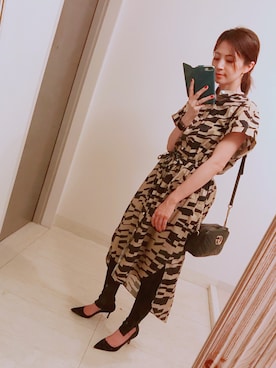 「レギンス」｜「アイテム（シャツワンピース、ベージュ系）」を使った、安田美沙子さん（レディース・162cm）の春コーディネート