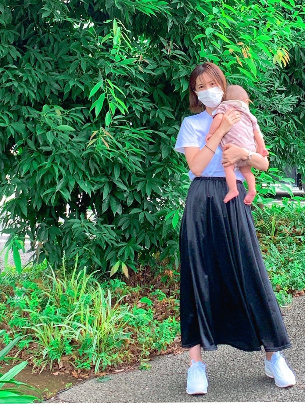 ブラック系のスカートを着用したレディースの夏コーディネートの1枚目の写真