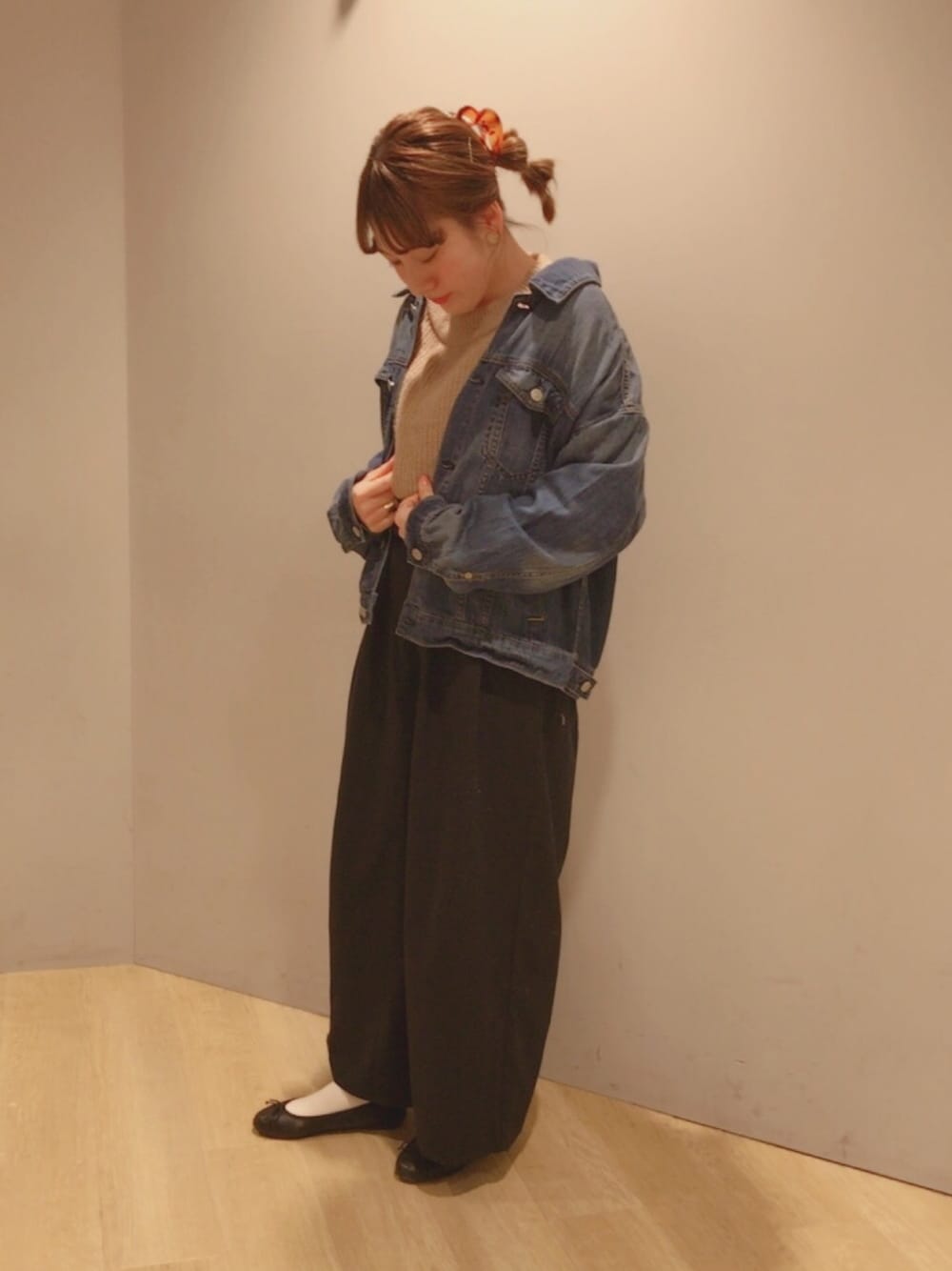 「earth music&ecology、アースミュージック＆エコロジー、Gジャン、抜け感、バレエシューズ、ニット、ワイドパンツ、ビッグGジャン」｜「earth music&ecologyの・片畦袖リボンニットプルオーバー（ニット/セーター、ピンク系）」を使った、H a k iさん（レディース・154cm）の冬コーディネートの1枚目の写真