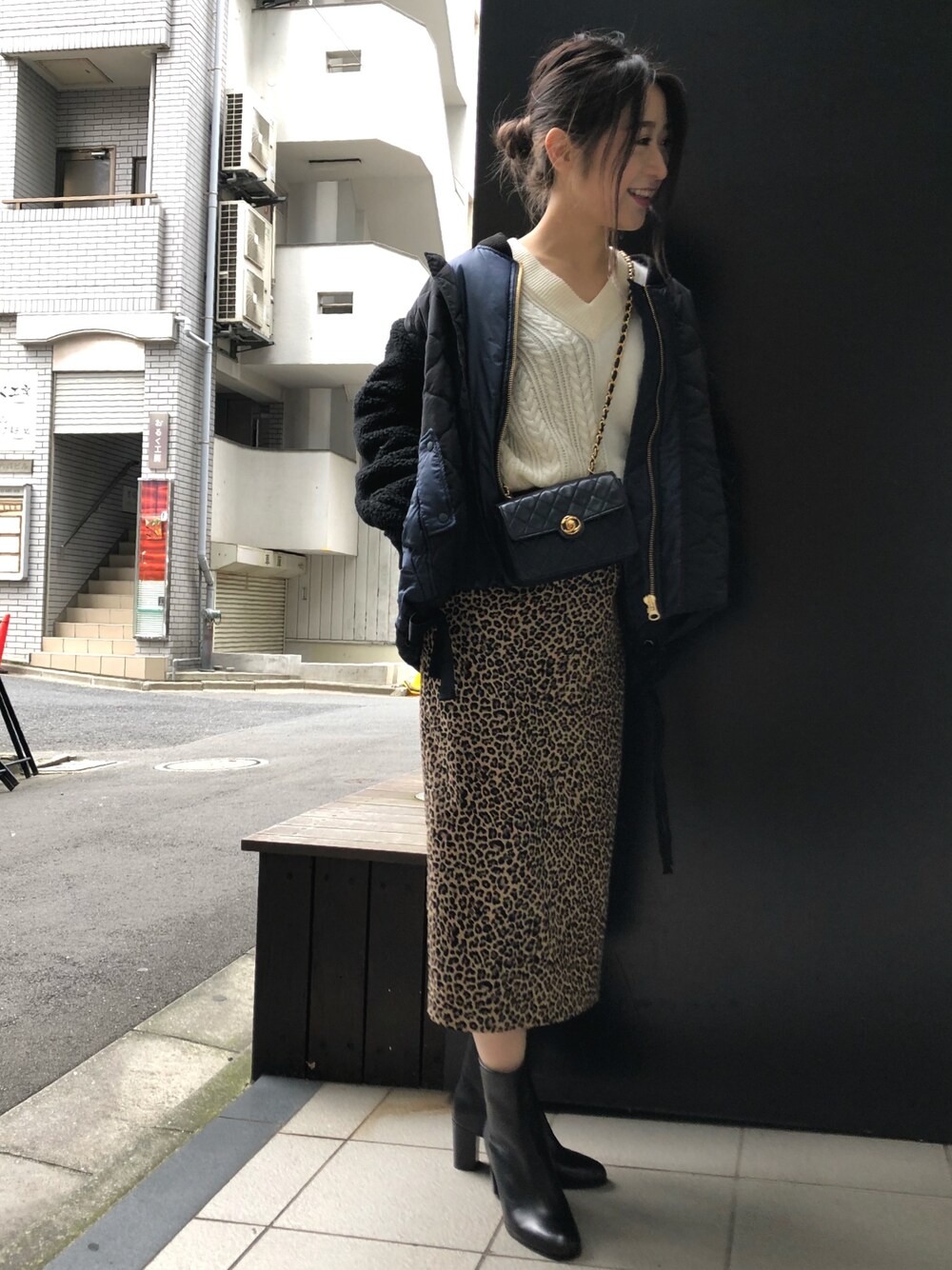 「スカート、レオパード柄、ヴィンテージ、LOVELESS、ホワイトニット、スカートスタイル、低身長コーデ、GUILDPRIME、オトナカジュアル、秋冬コーデ」｜「CHANELのアイテム（ショルダーバッグ、ブルー系）」を使った、___kbznさん（レディース・154cm）の冬コーディネートの1枚目の写真