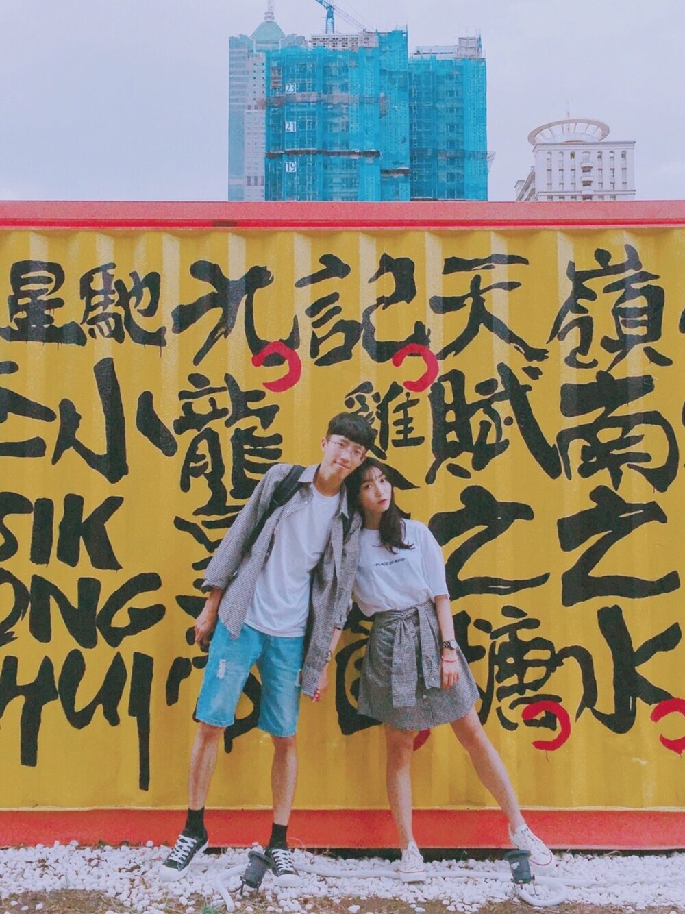 「couple、girl、boy、90’s」｜「Spell & the gypsy collective のアイテム（Tシャツ/カットソー、ホワイト系）」を使った、Liu.1996さん（レディース・160cm）の秋コーディネートの1枚目の写真