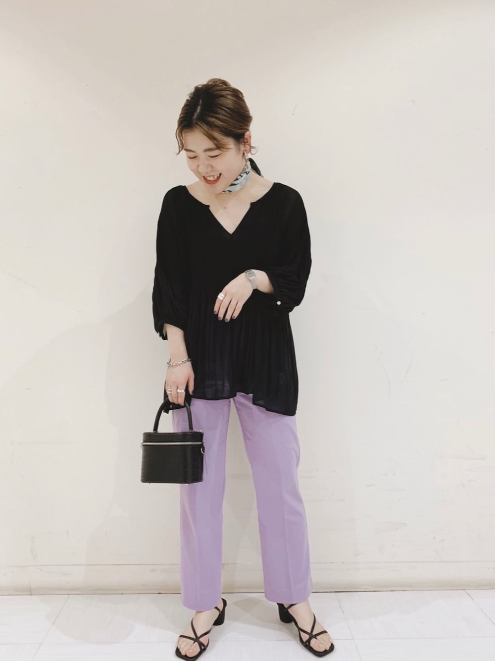「JEANASiS、ジーナシス、春、春コーデ」｜「JEANASISのマジョリカプリーツブラウス/885725（シャツ/ブラウス、ブラック系）」を使った、yukiさん（レディース・157cm）の春コーディネートの1枚目の写真