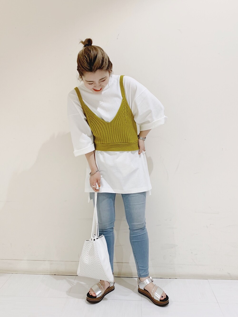 ホワイト系のTシャツ/カットソー、イエロー系のベスト、ブルー系のデニムパンツを着用したレディースの夏コーディネートの1枚目の写真