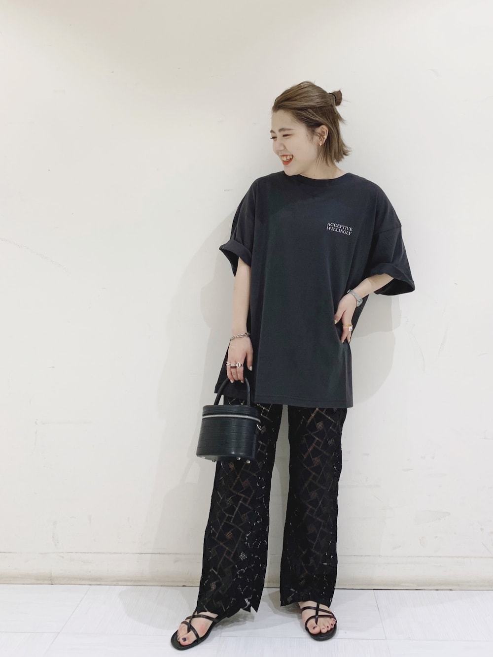 「JEANASiS、ジーナシス、カジュアル、シンプル、オールブラック、モノトーン、きれいめカジュアル」｜「JEANASISのバックロゴショートスリーブT/887545（Tシャツ/カットソー、グレー系）」を使った、yukiさん（レディース・155cm）の夏コーディネートの1枚目の写真