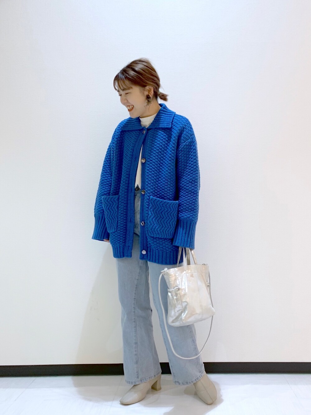 「大人カジュアル、シンプル、春コーデ、ブルー、ワントーンコーデ、JEANASiS、ジーナシス、レイヤードスタイル、大人コーデ、ラフコーデ」｜「JEANASISのニットカラーハーフコート/930295（その他アウター、ブルー系）」を使った、yukiさん（レディース・155cm）の冬コーディネートの1枚目の写真