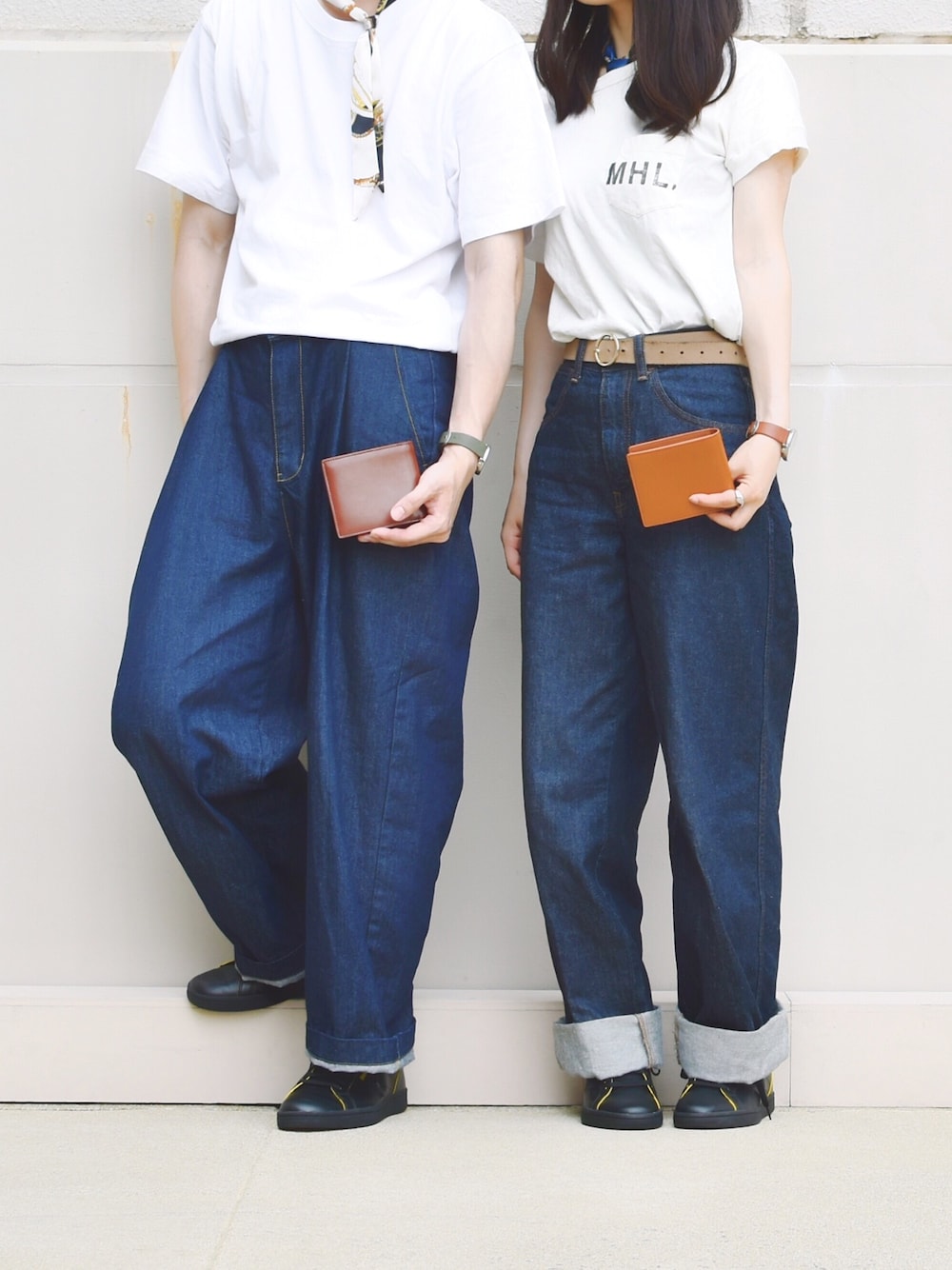 ホワイト系のTシャツ/カットソー、ブルー系のデニムパンツ、ホワイト系のTシャツ/カットソーを着用したメンズの夏コーディネートの1枚目の写真