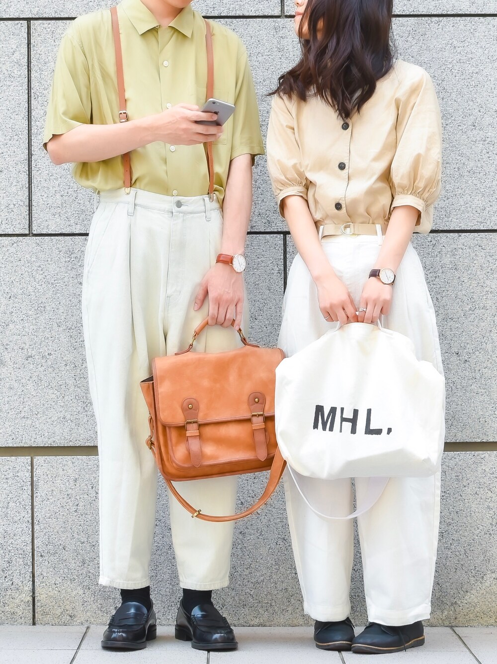 ベージュ系のシャツ/ブラウス、ブルー系のデニムパンツ、ブラック系のローファーを着用したメンズの夏コーディネートの1枚目の写真