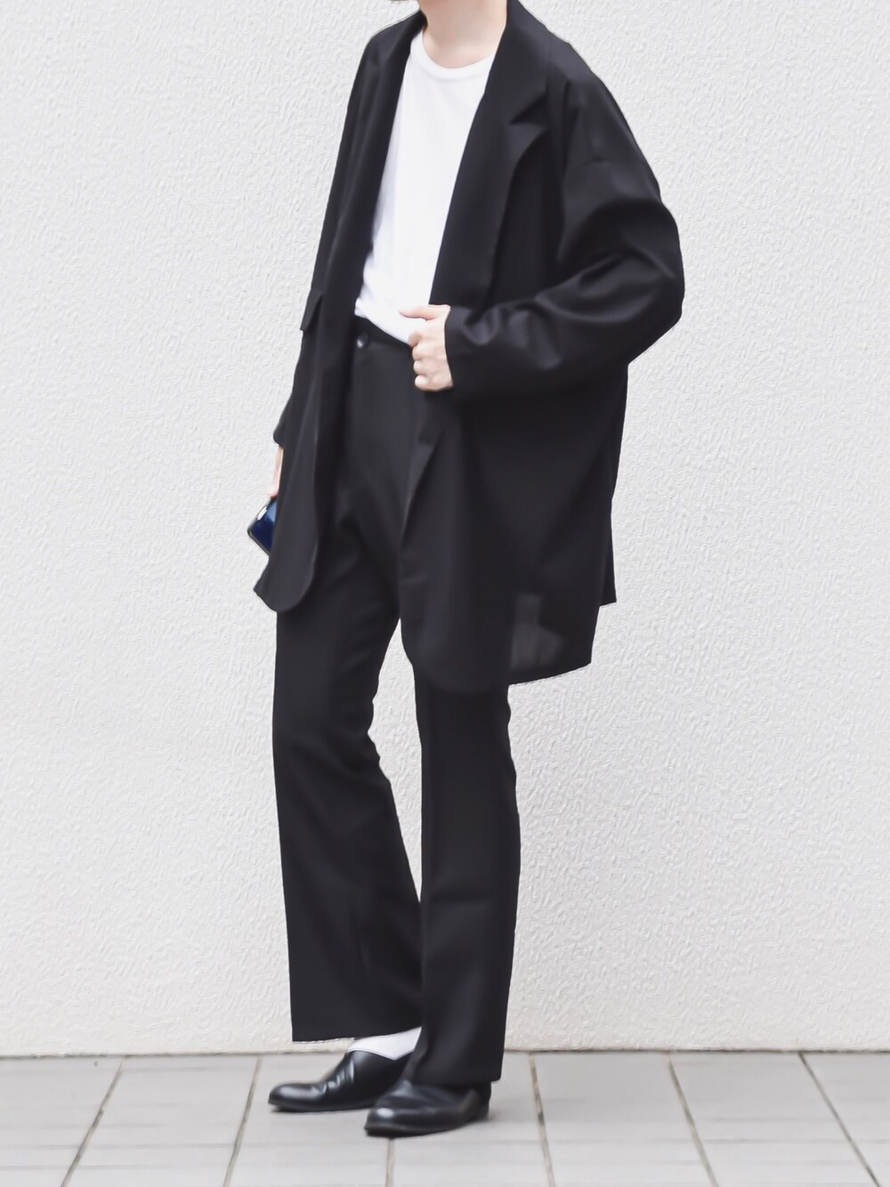 ブラック系のテーラードジャケット、ホワイト系のTシャツ/カットソー、ブラック系のその他パンツを着用したメンズの夏コーディネートの1枚目の写真