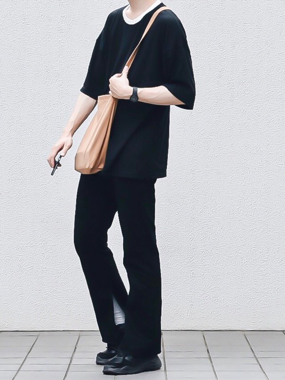 ブラック系のTシャツ/カットソー、ベージュ系のショルダーバッグ、ブラック系のデニムパンツを着用したメンズの夏コーディネートの1枚目の写真