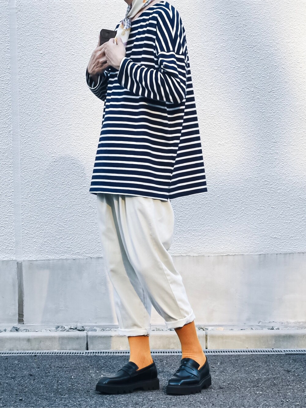 ブルー系のTシャツ/カットソー、ブラック系のローファー、ブルー系のデニムパンツを着用したメンズの夏コーディネートの1枚目の写真