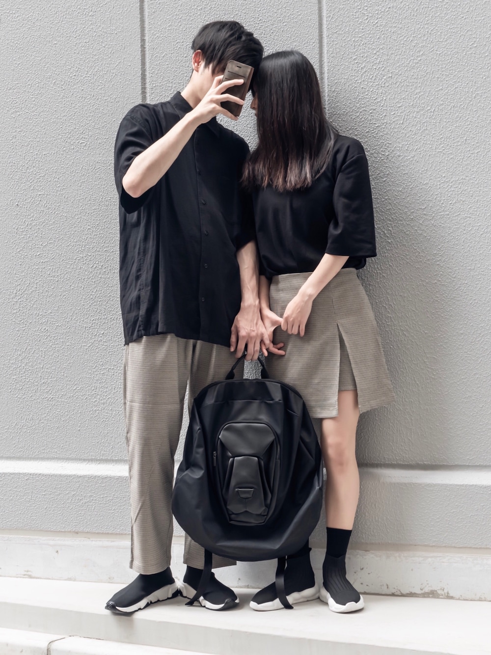 ブラック系のその他パンツ、ブラック系のスカート、ブラック系のバックパック/リュックを着用したメンズの秋コーディネートの1枚目の写真