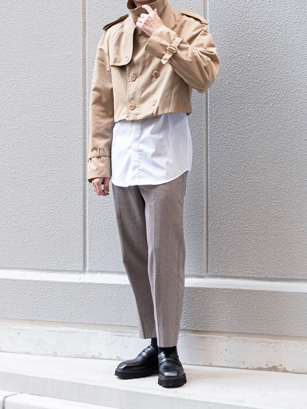 ベージュ系のトレンチコート、ホワイト系のシャツ/ブラウス、ブラウン系のその他パンツを着用したメンズの秋コーディネートの1枚目の写真
