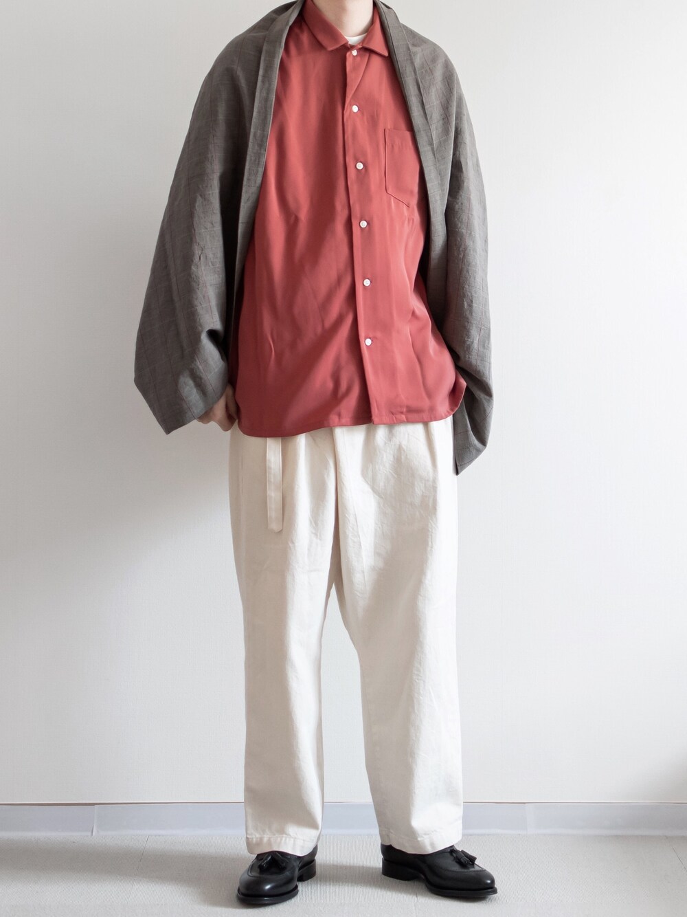 レッド系のトップス、ホワイト系のデニムパンツ、その他のストール/ショールを着用したメンズの春コーディネートの1枚目の写真