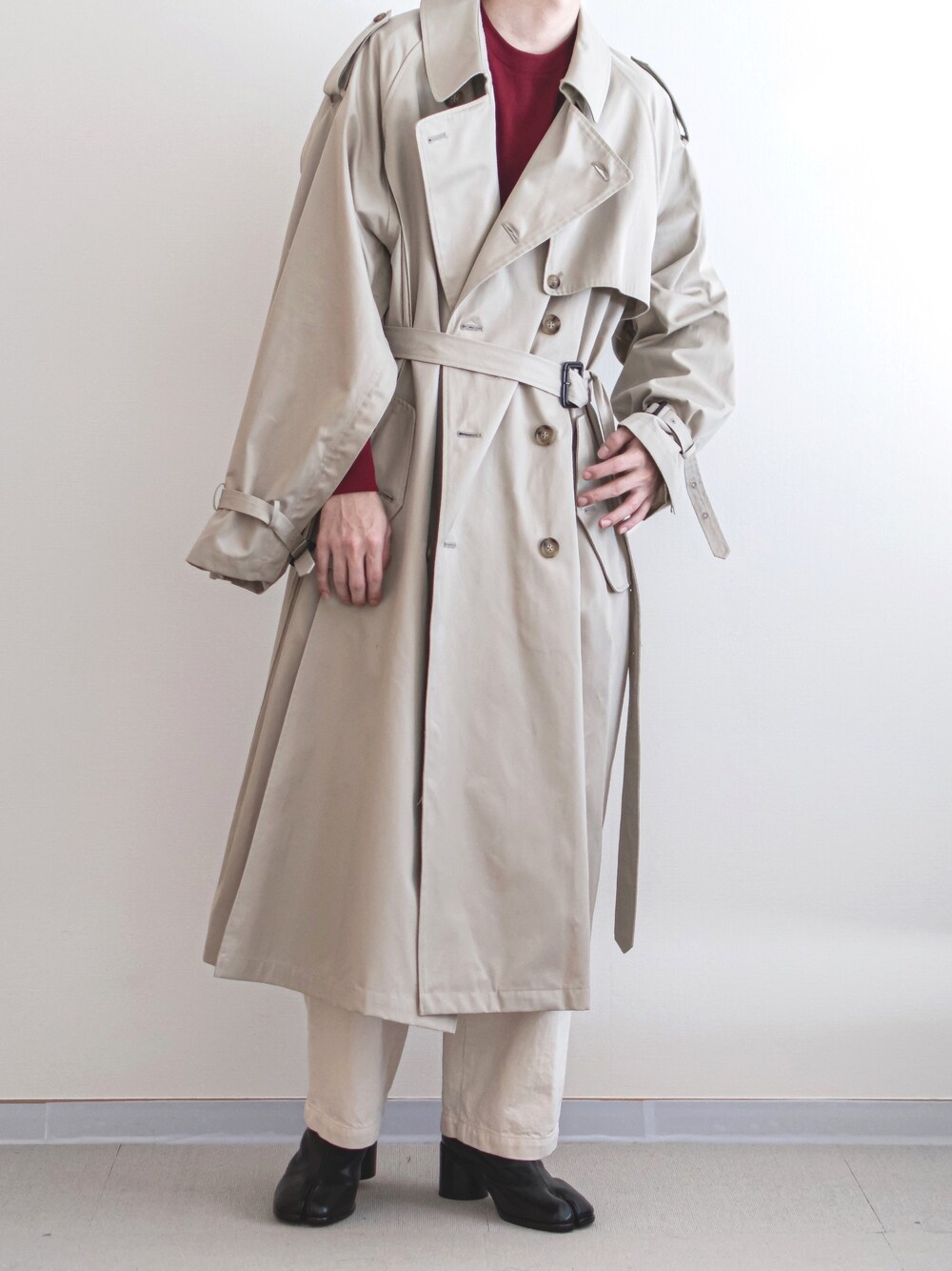 ベージュ系のジャケット/アウター、ホワイト系のデニムパンツ、ブラック系のブーツを着用したメンズの春コーディネートの1枚目の写真