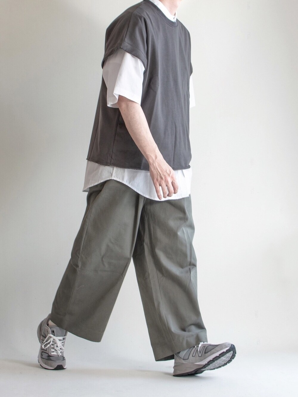 ホワイト系のシャツ/ブラウス、グレー系のその他パンツ、グレー系のスニーカーを着用したメンズの春コーディネートの1枚目の写真