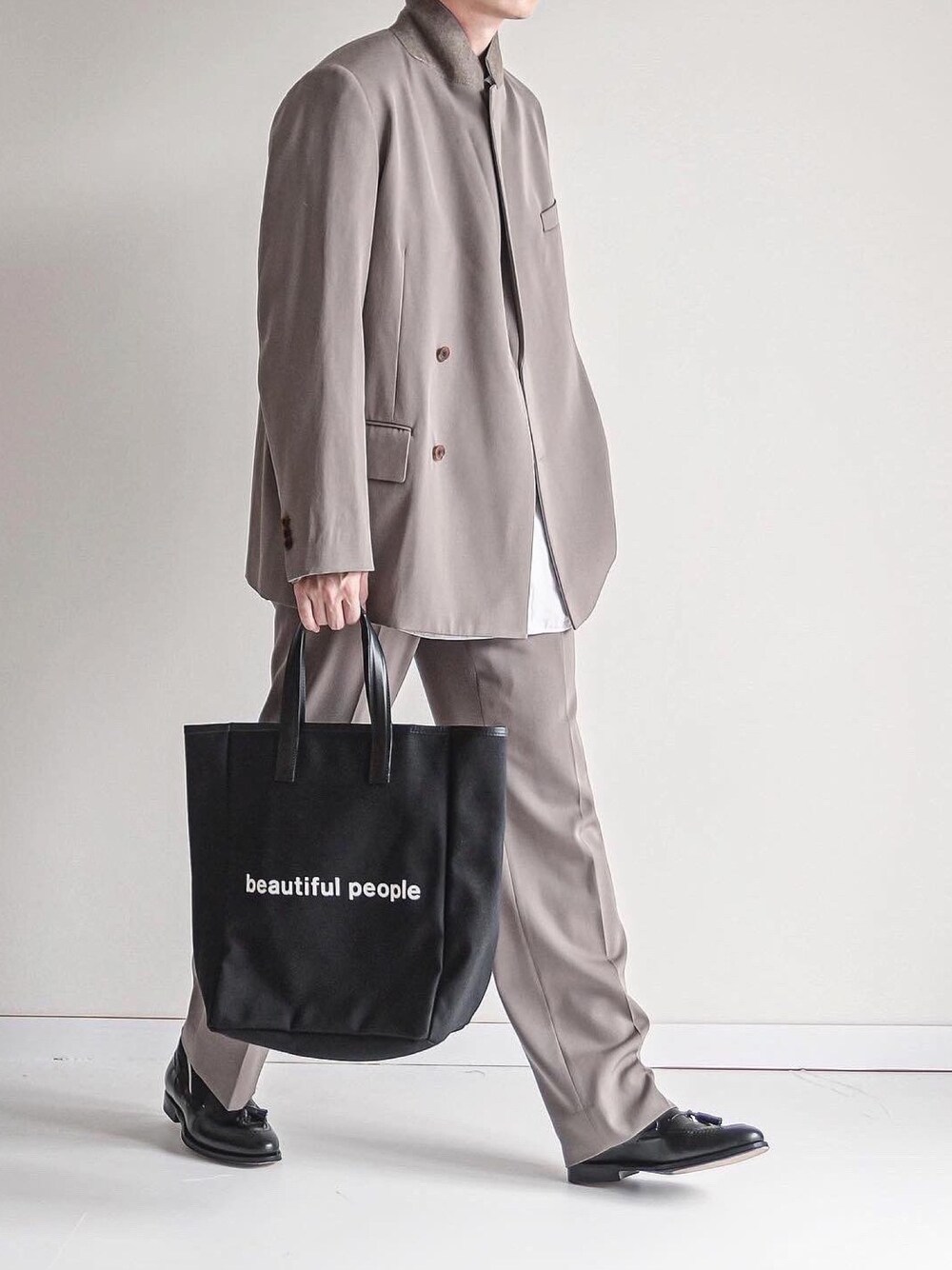 ベージュ系のジャケット/アウター、ベージュ系のパンツ、ホワイト系のシャツ/ブラウスを着用したメンズの秋コーディネートの1枚目の写真