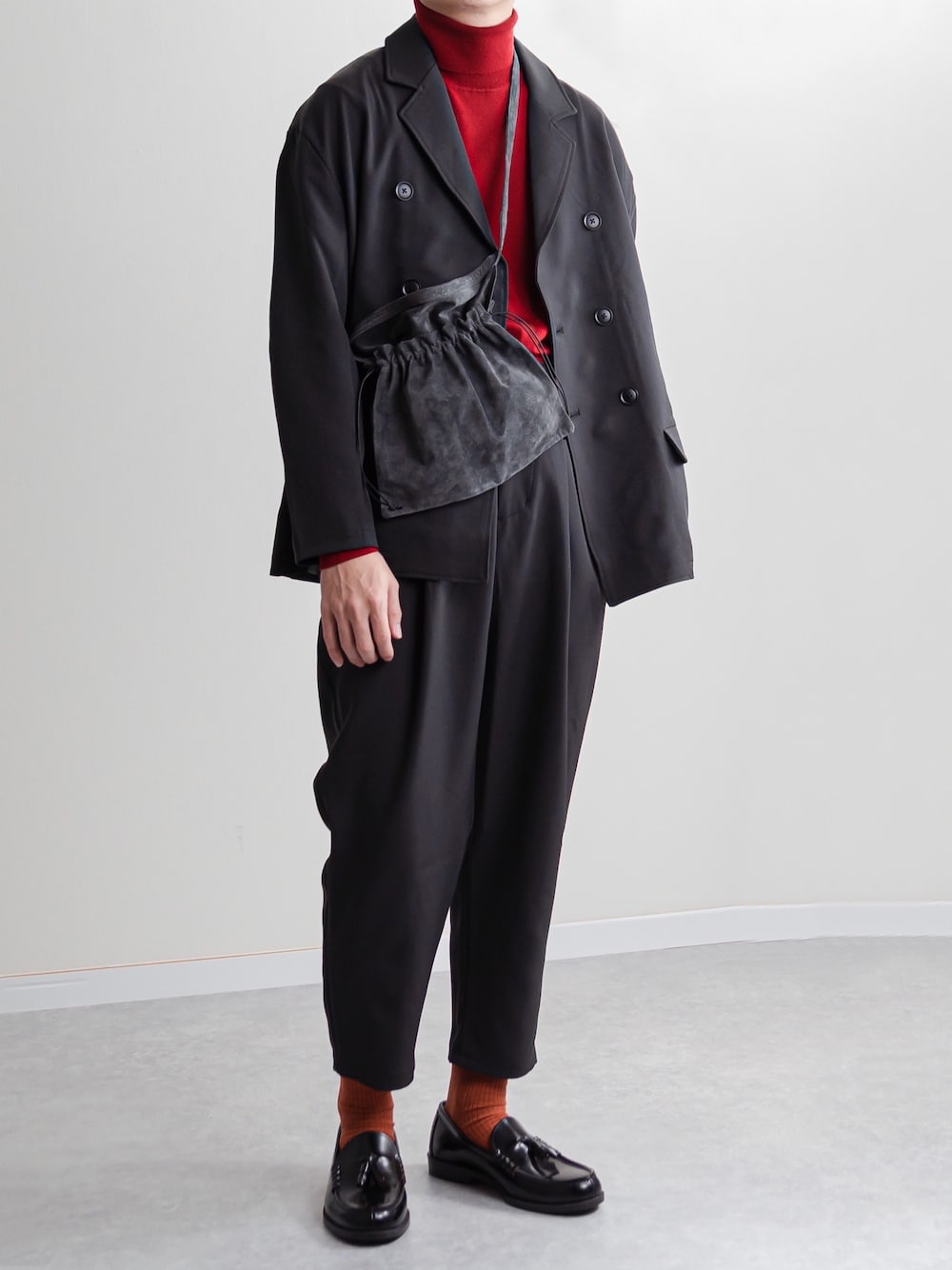 グレー系のショルダーバッグ、ブラック系のスーツセットを着用したメンズの冬コーディネートの1枚目の写真